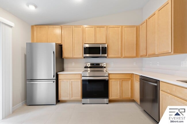 Foto del edificio - FULLY FENCED, LIKE- NEW 3/2/1 TOWNHOUSE ON A CUL DE SAC IN BEAUTIFUL SEMINOLE WOODS