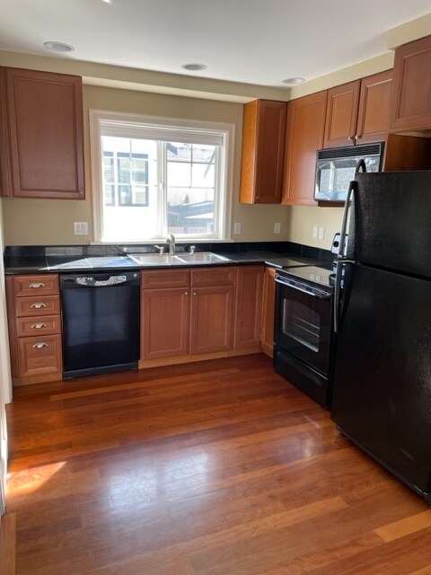 Kitchen - 605 11th Ave