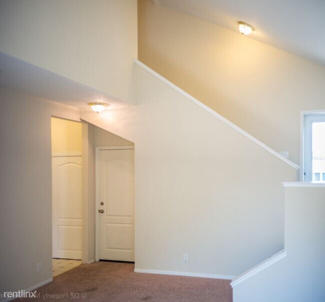 Building Photo - 3 br, 2.5 bath Townhome - 520 Ridge Avenue