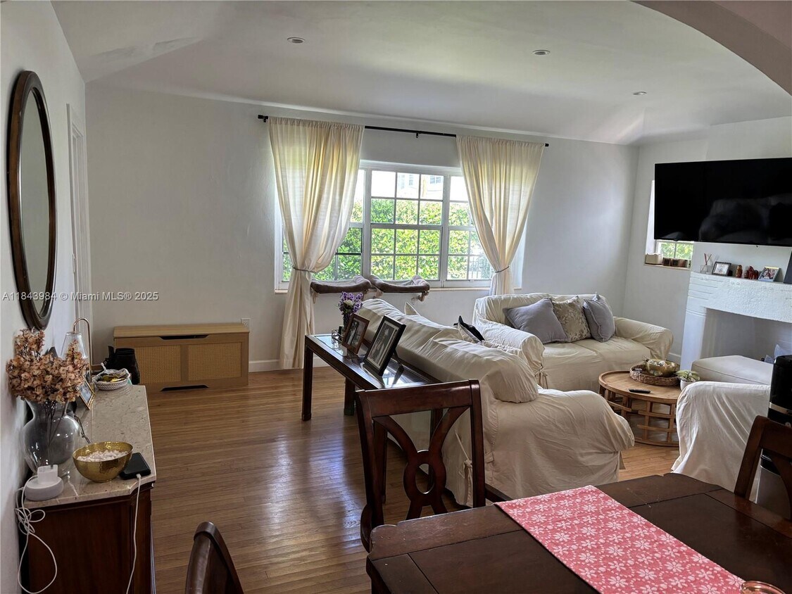 Foto principal - 7515 Dickens Ave