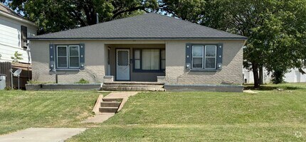 Building Photo - 813 SW E Ave