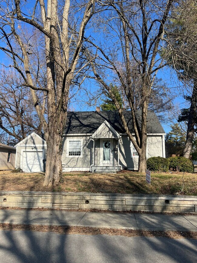 Building Photo - Spacious 3 bedroom, 1 bath Home - Available July 2026!