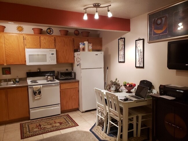 Building Photo - ** Smokey Lane 1 Bedroom 1 Bath Lower Leve...