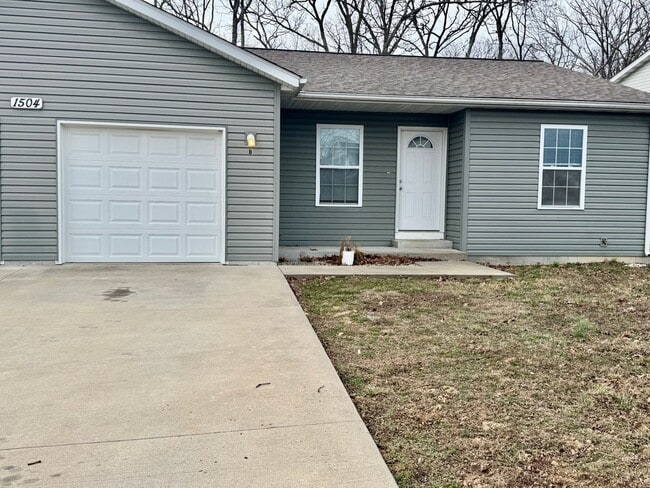 Building Photo - 3 Bedroom 2 bath duplex