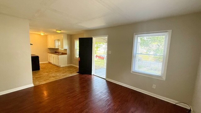 Foto del edificio - EAST SIDE 2 BEDROOM WITH BASEMENT!  AVAILABLE NOW!