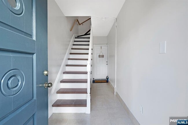 Building Photo - 561 Broad St