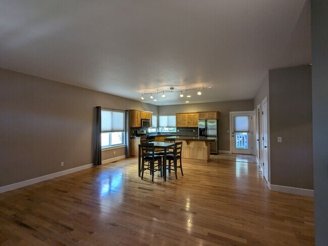 Foto del edificio - Gorgeous single-level 2x2 with an office\t...