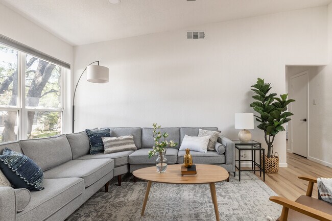 Foto del edificio - 6601 Scrub Oak Ln