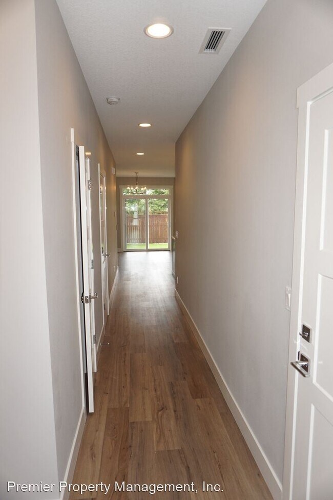 Building Photo - 3 br, 2.5 bath House - 12045 NE 108th St