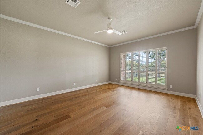 Foto del edificio - 4512 Sunflower Ln