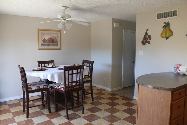 Building Photo - 9252 Westwood Village Dr