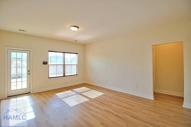 Building Photo - 302 Mcclelland Lp NE