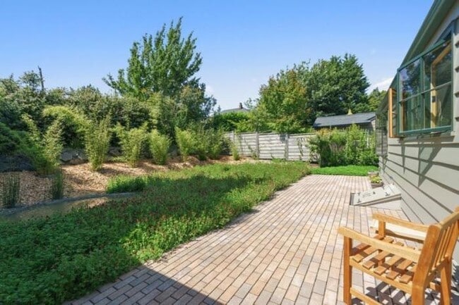 Building Photo - 2 bedroom in Seattle WA 98199