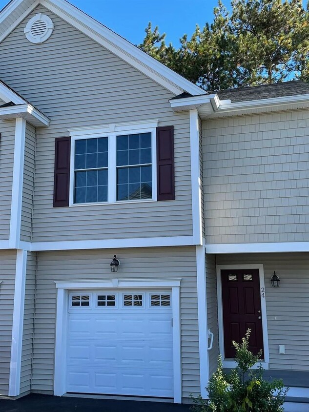 Primary Photo - Beautiful Three Bedroom Town Home