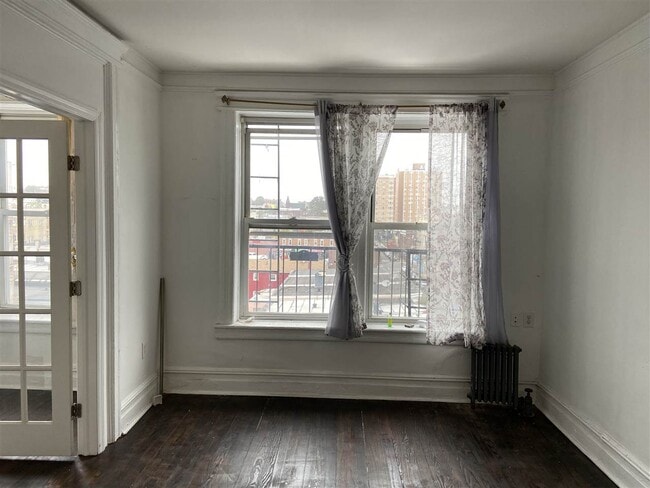 Building Photo - 440 60th St