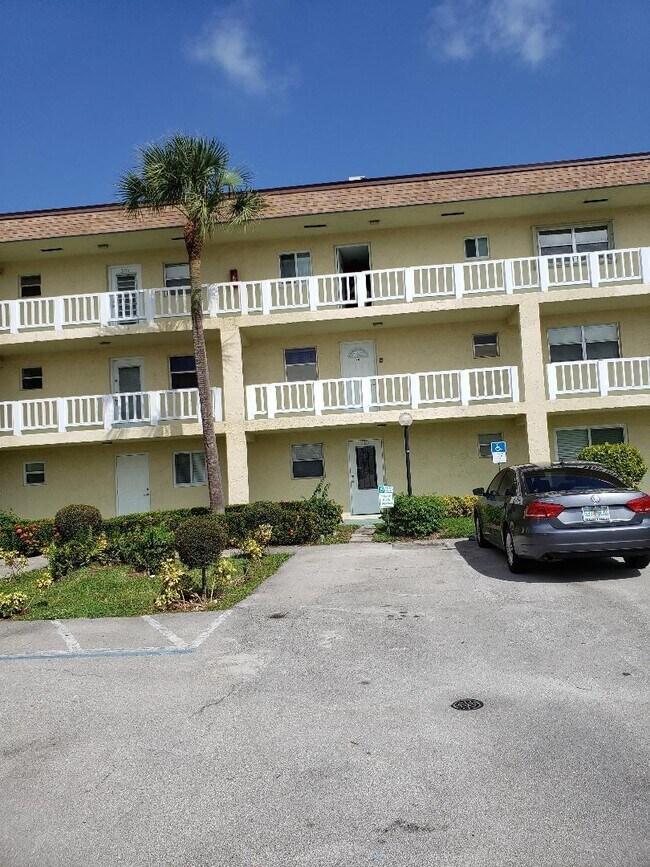 Building Photo - 606 SW Natura Blvd