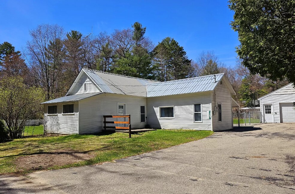 House from road - 1467 Chapman St