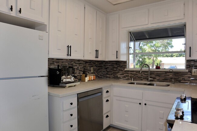 Building Photo - Pet friendly 4-Bedroom Home in Newark- 2 D...
