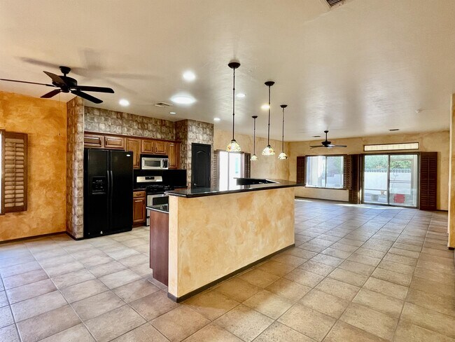 Building Photo - 305 W Sunrise Vista Dr