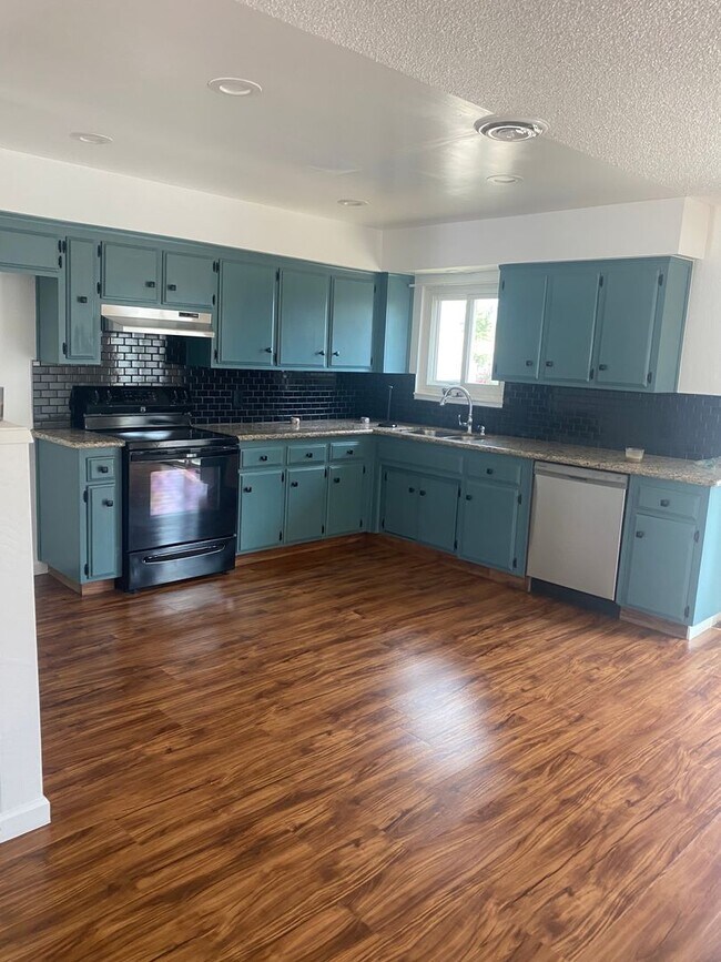 Building Photo - Updated Eastside Home