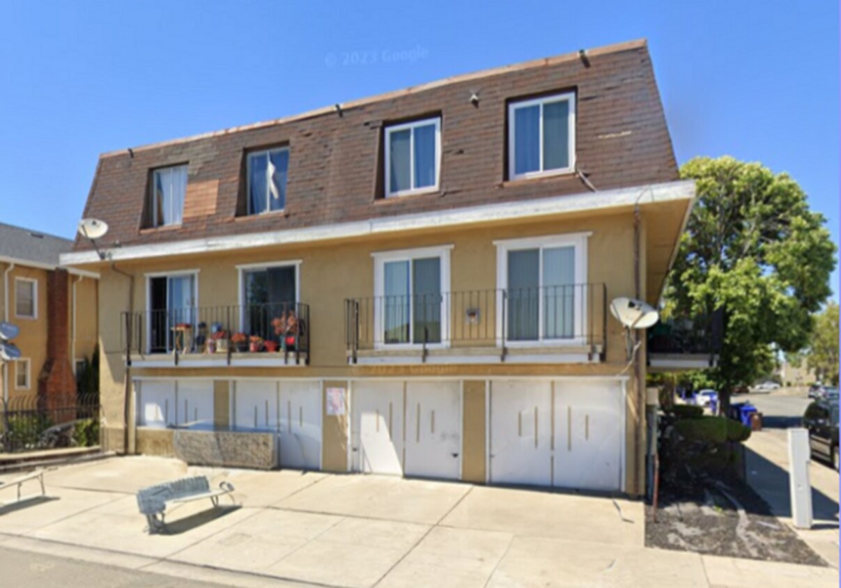 Primary Photo - 2 Bedroom 1.5 Bath Split-Level Condo in Ri...