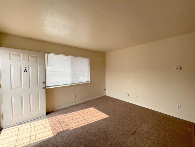 Building Photo - 1 Bedroom, 1 Bath 2-story Townhome