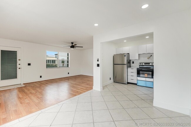 Building Photo - 560 Capri Ln