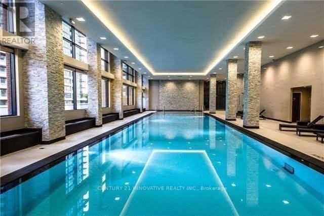 Photo du bâtiment - 2212 Lake Shore Blvd W