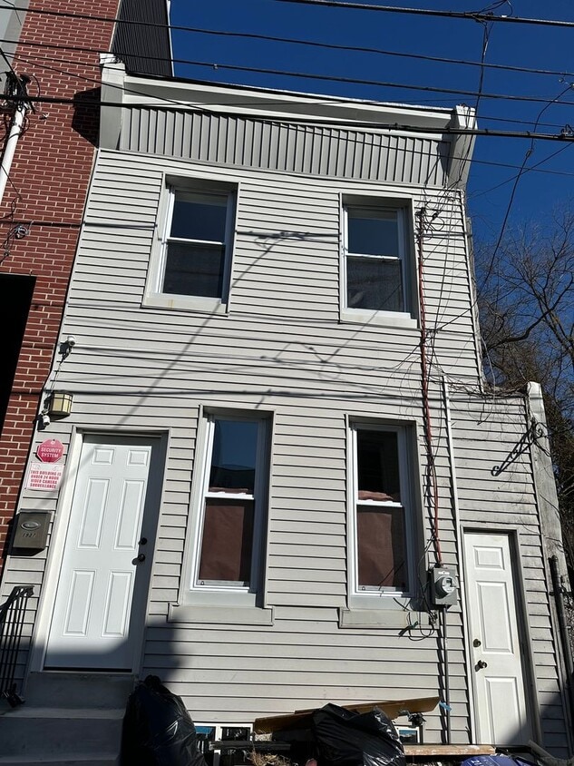 Primary Photo - Renovated 4 Bed, 1 Bath