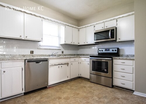 Building Photo - 3-bed / 1-bath split-level duplex w/fenced...
