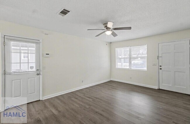 Foto del edificio - 740 Fleming Rd