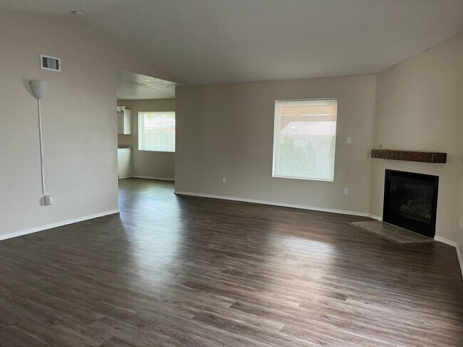 Building Photo - Fabulous 3 Bedroom Rental