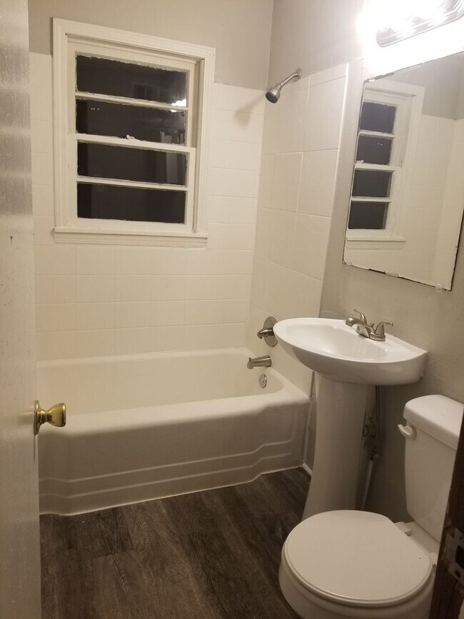 Building Photo - 3 Bed 1 bath