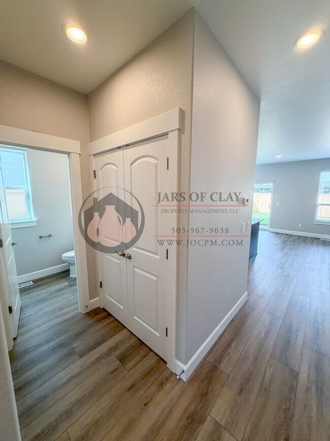 Foto del edificio - 1333/1335 Oppek St NE #2023-LL765
