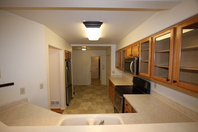 Building Photo - Large 3 Bedroom Updated Townhouse w/ Fence...