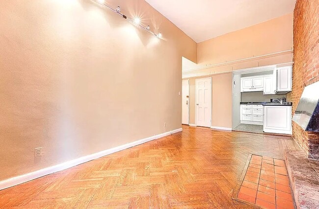Building Photo - 106 E 30th St
