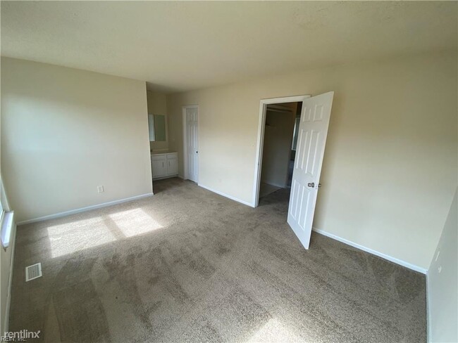 Building Photo - 3 br, 1.5 bath Townhome - 608 Chancery Sq
