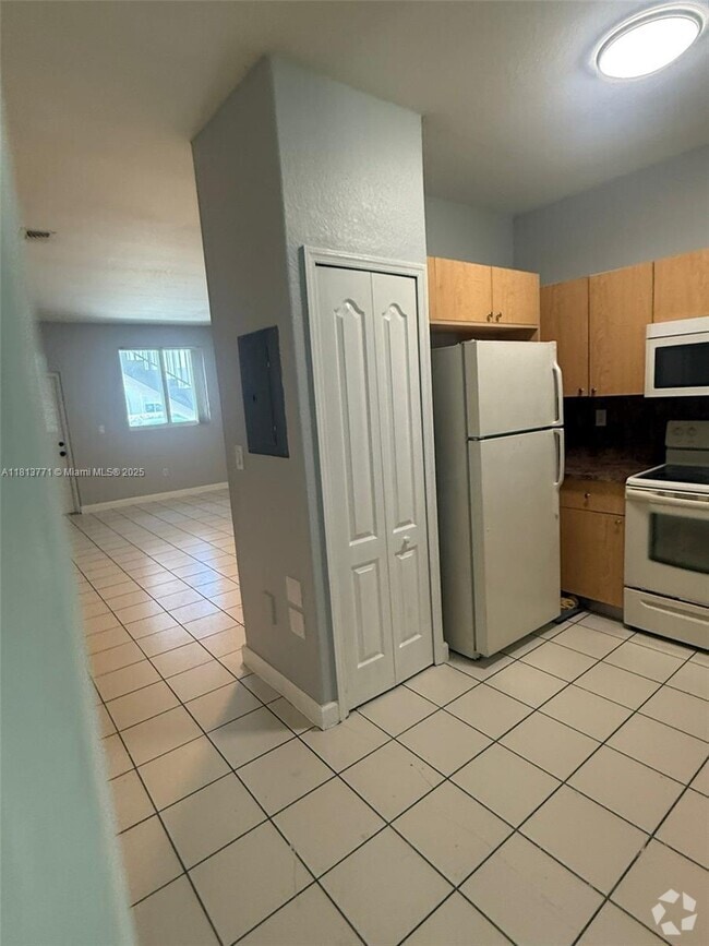 Building Photo - 1656 SE 29th Ct