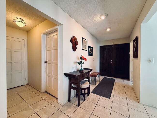 Foto del edificio - Available August 1st! Beautiful fully furnished single-story home located in the prestigious Span...