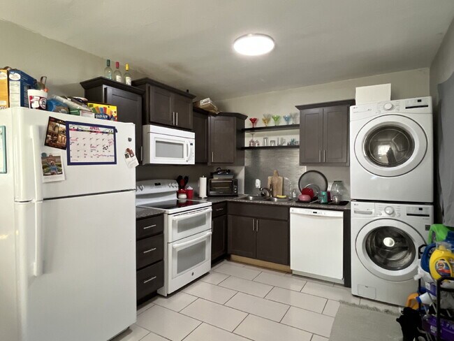 Foto del edificio - 3 Bedroom for Lease June 1