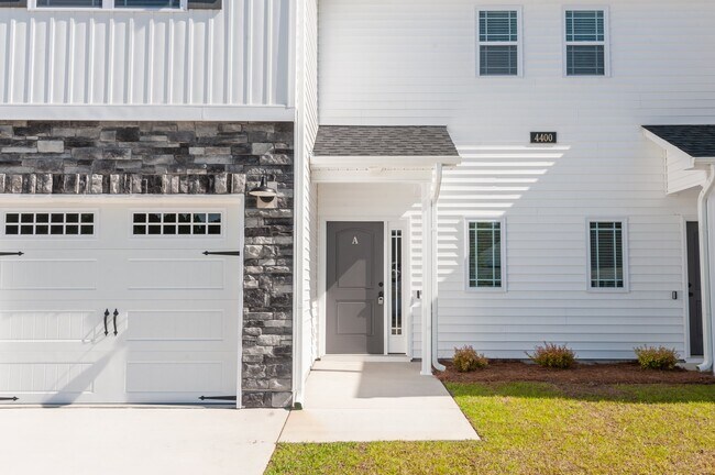 Building Photo - 4400 Laurel Rdg Dr
