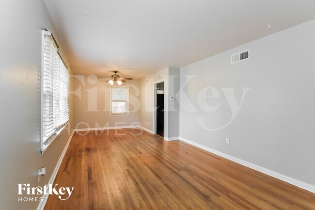 Foto del edificio - 1458 S White Station Rd