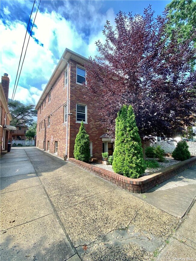 Foto del edificio - 189-32-189-45 45th Ave