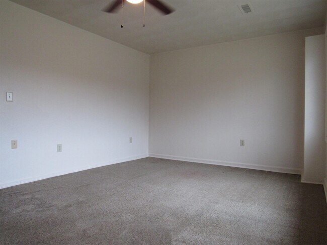 Building Photo - 1103 Lakeview Pl