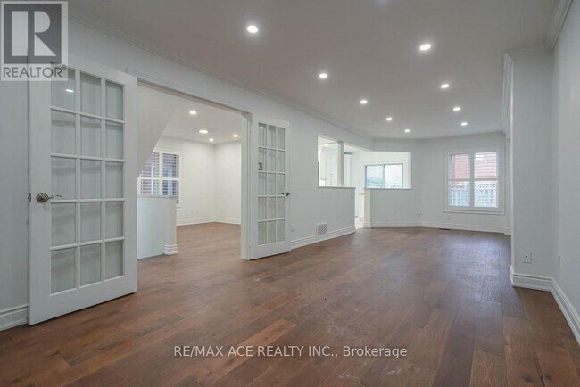 Building Photo - 168 Roxbury St