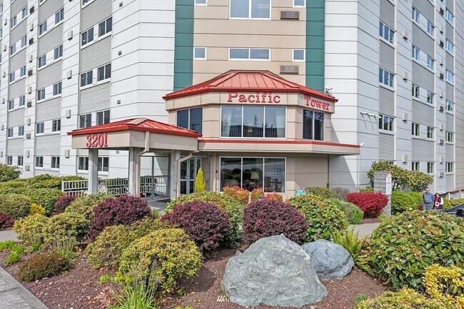 Building Photo - Stunning 11th-Floor Condo with Breathtaking Views | Secure Building & Central AC