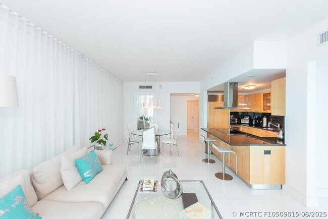Foto del edificio - 6899 Collins Ave