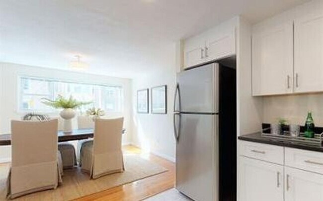 Building Photo - Charming 5 Bedroom