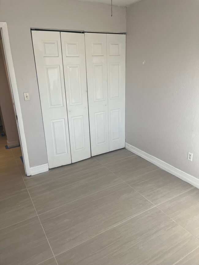 Building Photo - 4112 Inverrary Dr