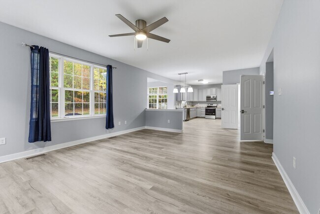 Building Photo - Stunning 4 BR/2.5 BA Single-Family Home in...